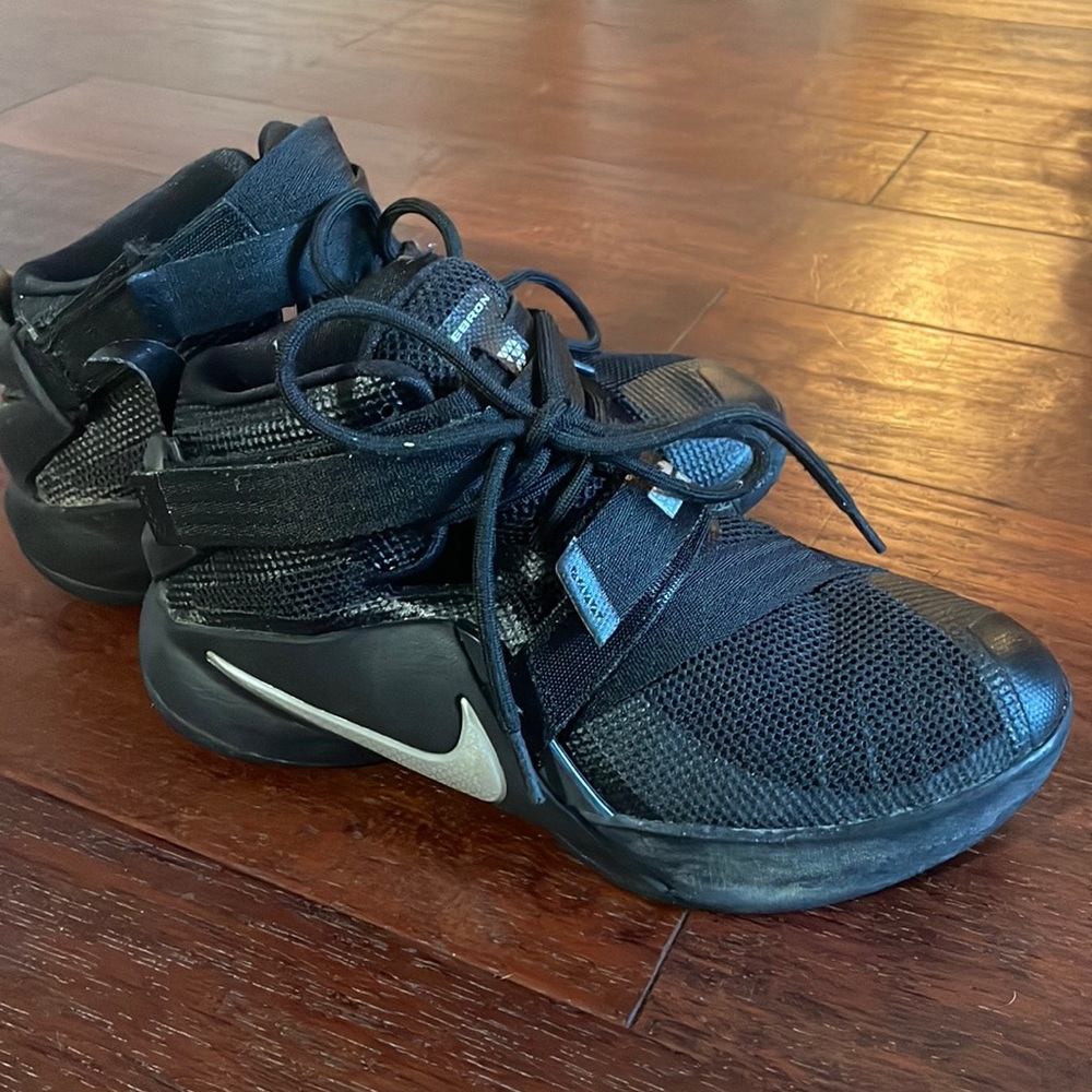 Youth 4.5 Lebron James high top sneaker shoes